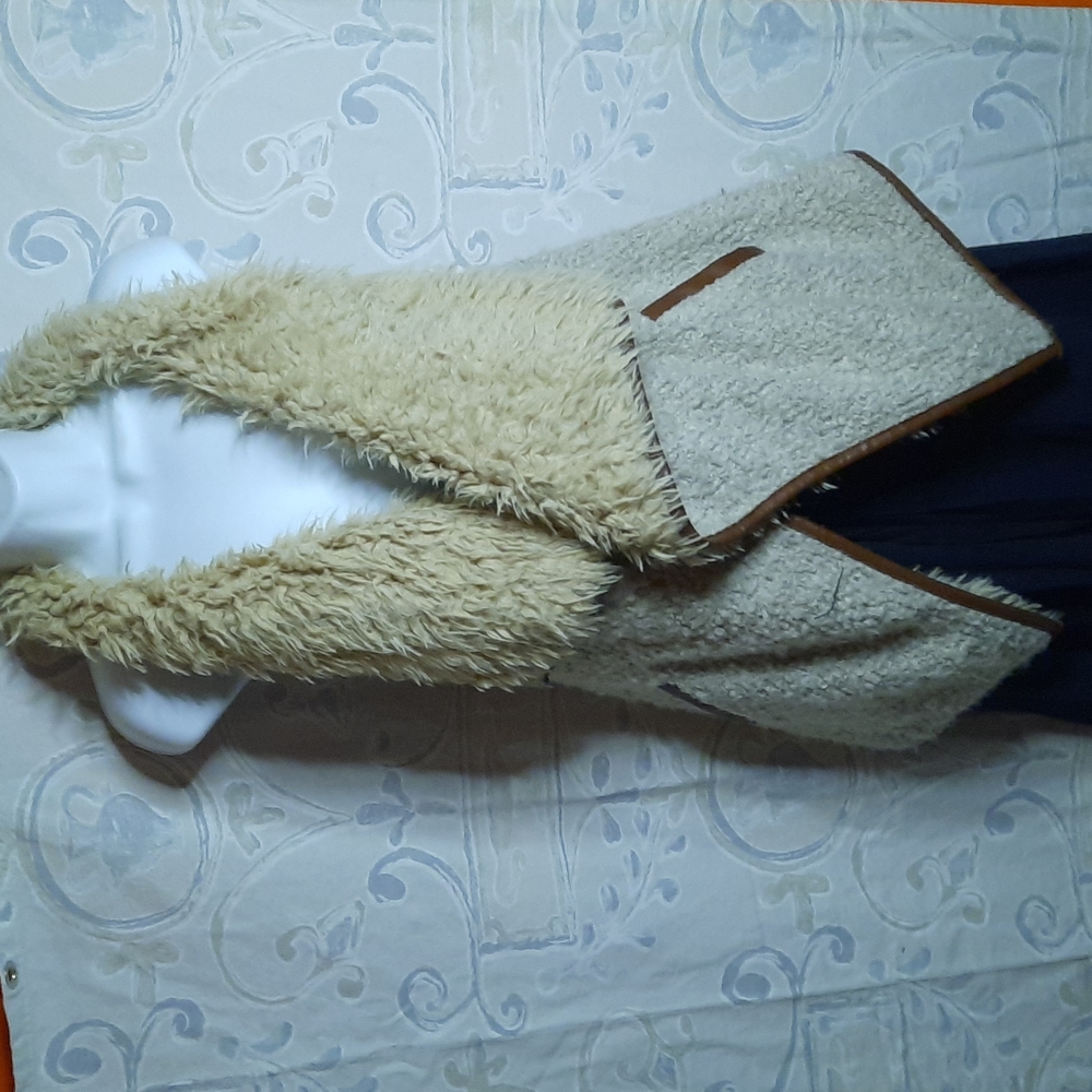 Love Tree Open Front Waterfall Faux Leather Vest With Beige Faux Fur Size Medium